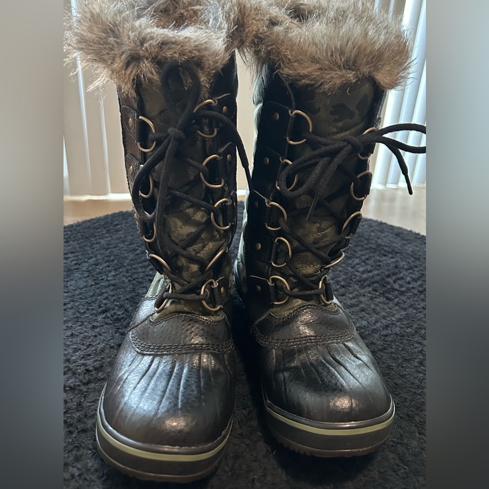 Women’s Sorel Tofino II Camo Green Black Waterproof Faux Fur Snow Boots US sz 7